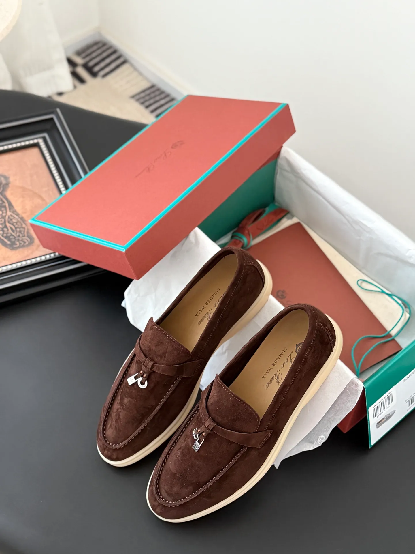 👟👟Ex-factory price 480👟👟 Top-quality double-layered genuine leather loafers. The quality is authentic. LP only sells high-end versions. Summer walk only has O pairs and countless pairs. The aesthetics and choice of shoes are also a kind of self-expression. Loro captures me with the comfort of walking on clouds. It adapts to the comfortable and relaxed state of wearing on weekdays, allowing i people to shuttle freely in relaxation and leisure. Double-layer leather on the upper, sheepskin lining Original outsole Size: 35-44